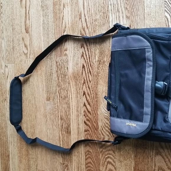 Targus Netbook Carrier Case ❤ Multiple Storage Compartments ❤ Adjustable Strap - Picture 10 of 10